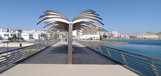 Alicante traslada al paseo volado del muelle de Levante el XXXVI Concurso de Castillos de Fuegos Artificiales