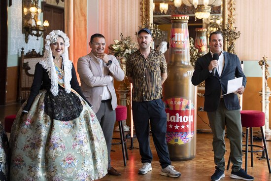 Mahou ret homenatge a la grandesa de les Fogueres amb una Edició Especial creada per Antonyo Marest