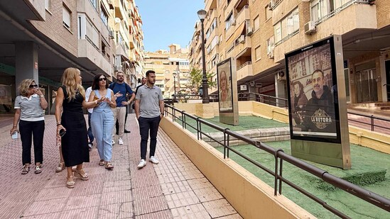 Los Espais d’Art Urbà se llenan de retratos y escenas cotidianas con la exposición colectiva ‘Benidorm a pie de calle’