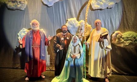 El Misterid’Elx inspira l’última creació de Salpassa, estrenada aquest dissabte a la Casa de Cultura del Campello amb assistència del patronat que vela per “La Festa”