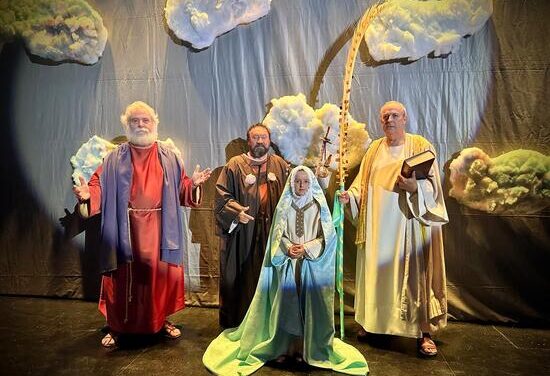 El Misterid’Elx inspira la última creación de Salpassa, estrenada este sábado en la Casa de Cultura de El Campello con asistencia del patronato que vela por “La Festa”