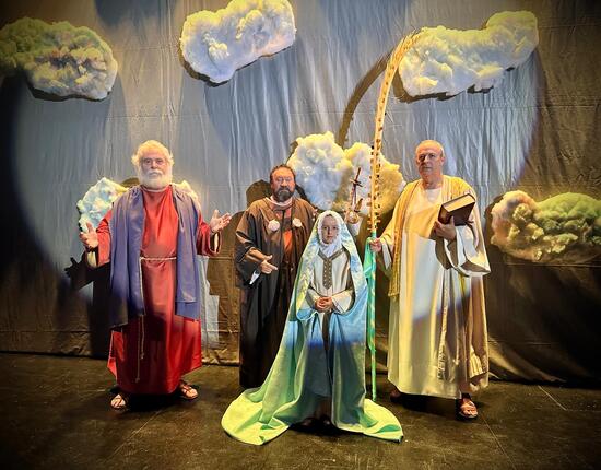 El Misterid’Elx inspira la última creación de Salpassa, estrenada este sábado en la Casa de Cultura de El Campello con asistencia del patronato que vela por “La Festa”
