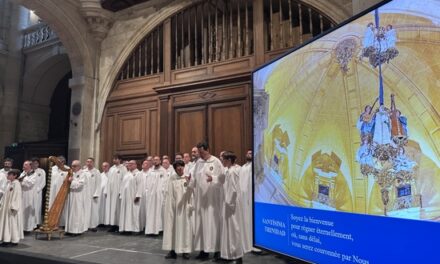 El Misteri d’Elx resuena por primera vez en una iglesia de París