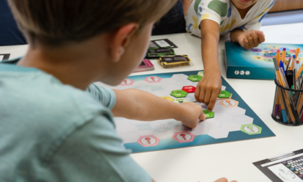 El juego de mesa creado en Alicante que promueve la salud y la defensa del medio ambiente llega a colegios, asociaciones y fundaciones