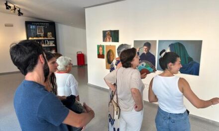El alumnado de los talleres de artes plásticas de El Campello exponen sus creaciones en la Casa de Cultura