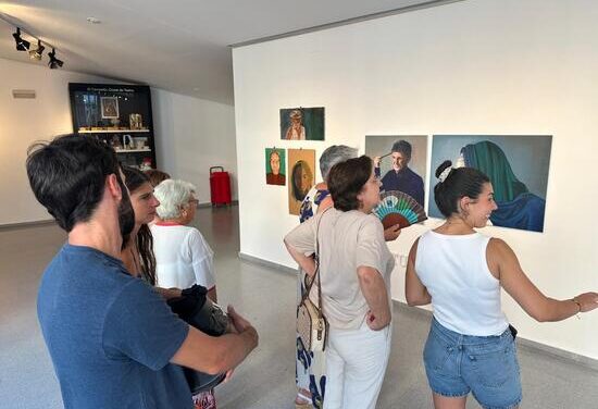 El alumnado de los talleres de artes plásticas de El Campello exponen sus creaciones en la Casa de Cultura