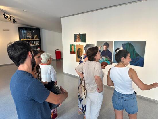 El alumnado de los talleres de artes plásticas de El Campello exponen sus creaciones en la Casa de Cultura