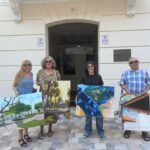 El arte se abre paso en los escaparates de los comercios de Elda con una exposición de las obras del taller de pintura de Alejandro Martínez