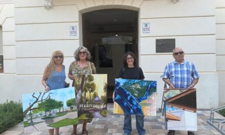 El arte se abre paso en los escaparates de los comercios de Elda con una exposición de las obras del taller de pintura de Alejandro Martínez