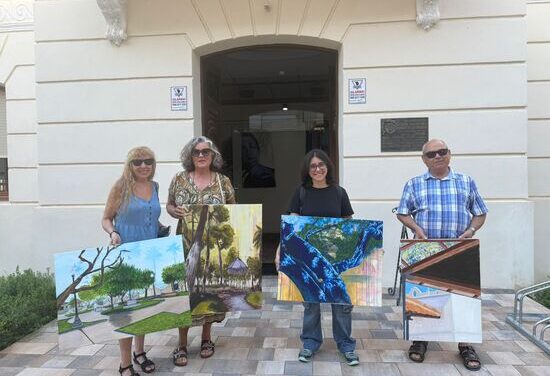 El arte se abre paso en los escaparates de los comercios de Elda con una exposición de las obras del taller de pintura de Alejandro Martínez