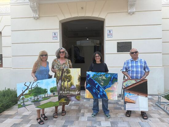 El arte se abre paso en los escaparates de los comercios de Elda con una exposición de las obras del taller de pintura de Alejandro Martínez