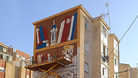 Benidorm interviene la fachada de un edificio en Foietes con dos murales para difundir la historia, cultura y tradiciones locales