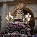Una lluvia de pétalos, el himno de España, y la Salve saludan la salida de la procesión de la patrona, la Virgen del Remedio