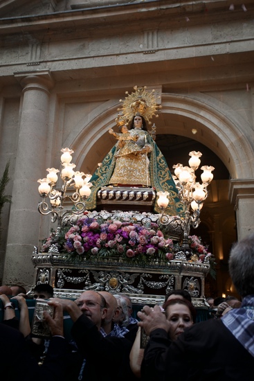 Una lluvia de pétalos, el himno de España, y la Salve saludan la salida de la procesión de la patrona, la Virgen del Remedio