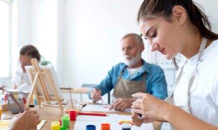 Siete empresas optan a los talleres municipales para mayores, que doblan presupuesto y actividades