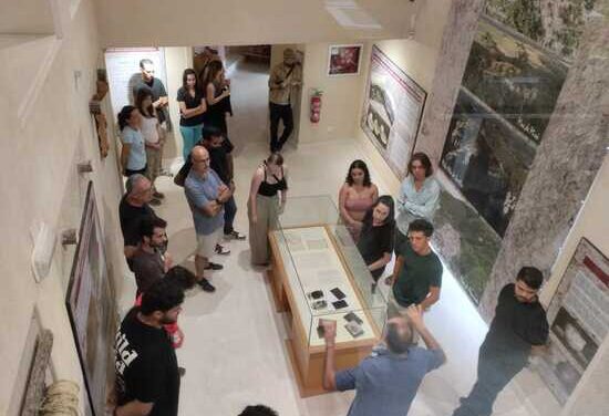 Un encuentro con la historia: Investigadores del Salt visitan el Museu Arqueològic d’Alcoi