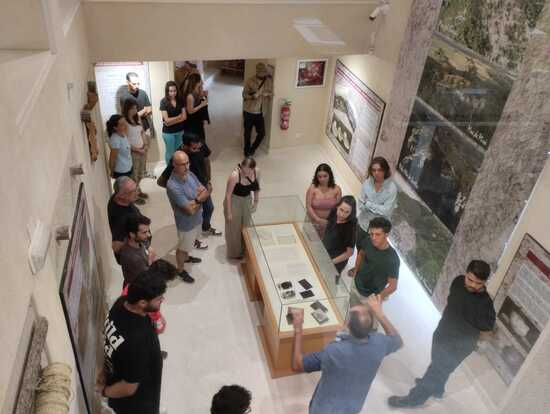 Un encuentro con la historia: Investigadores del Salt visitan el Museu Arqueològic d’Alcoi