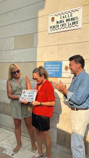 El Casco Antiguo se emociona durante la inauguración de la calle dedicada a María Dolores Peretó, ‘La Boti’