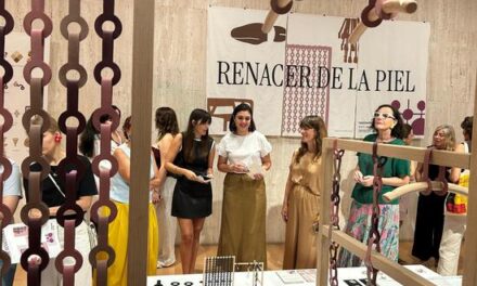 El MACA y la EASDA inauguran la exposición «Renacer de la piel» Diseño y economía circular
