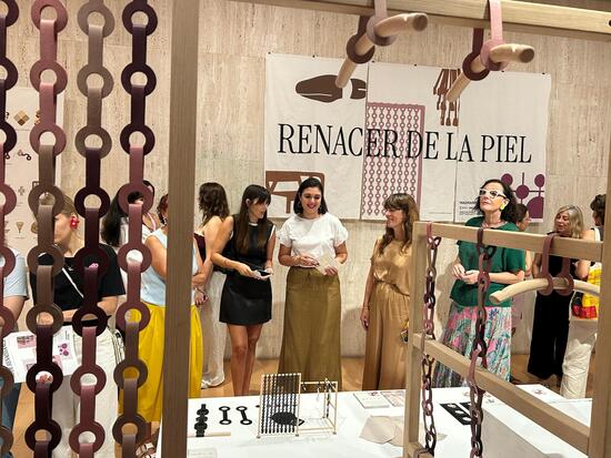 El MACA y la EASDA inauguran la exposición «Renacer de la piel» Diseño y economía circular