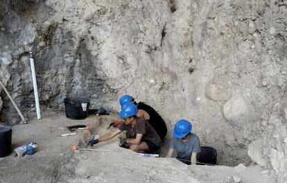En marxa l’excavació a l’Abric del Cint per aprofundir en la història del poblament humà a la Serra de Mariola