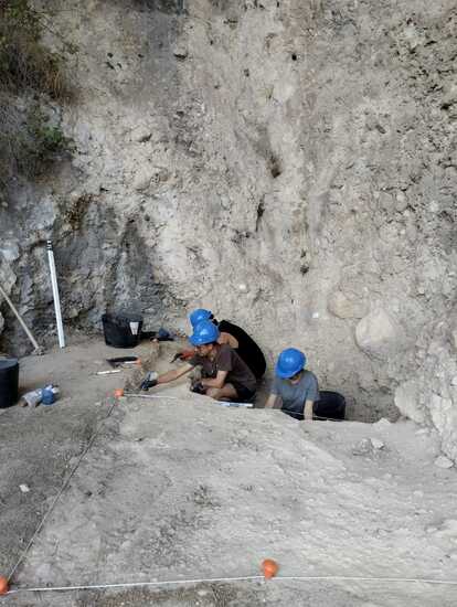 En marcha la excavación en el Abric del Cint para profundizar en la historia del poblamiento humano en la Serra de Mariola