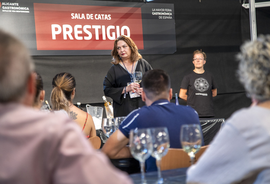 El Túnel del Vino de Alicante Gastronómica bate su récord y supera las 150 referencias de las principales denominaciones de origen 