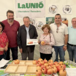 Sofía Torres gana el concurso de pelar granadas de Elche en la Fireta del Camp d’Elx