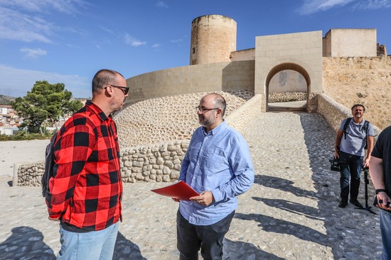 El Ayuntamiento de Elda inicia una nueva fase de los trabajos de restauración del Castillo que permitirán recuperar y poner en valor su fachada principal en los próximos meses   