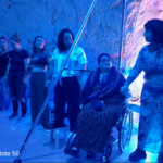 La artista Connie Rico llegó este domingo al Museo de Aguas de Alicante con “La carta de Alejandra”, una fusión entre actuación, fotografía y reflexión social