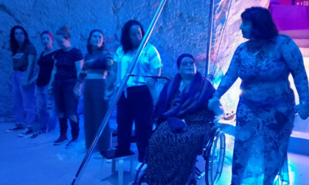 La artista Connie Rico llegó este domingo al Museo de Aguas de Alicante con “La carta de Alejandra”, una fusión entre actuación, fotografía y reflexión social