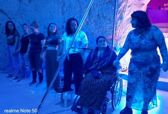 La artista Connie Rico llegó este domingo al Museo de Aguas de Alicante con “La carta de Alejandra”, una fusión entre actuación, fotografía y reflexión social