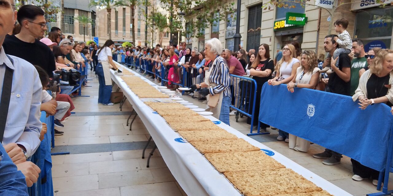 El concurso de coca de mollitas se salda en Alicante con un récord de 108 metros y 10.000 asistentes