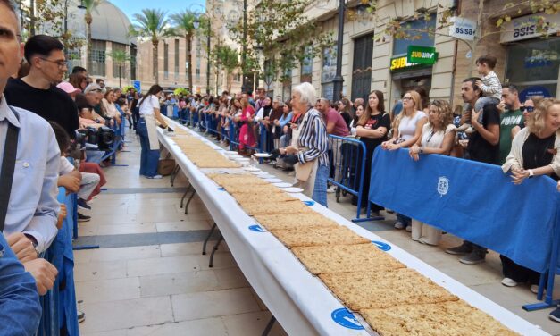 El concurso de coca de mollitas se salda en Alicante con un récord de 108 metros y 10.000 asistentes