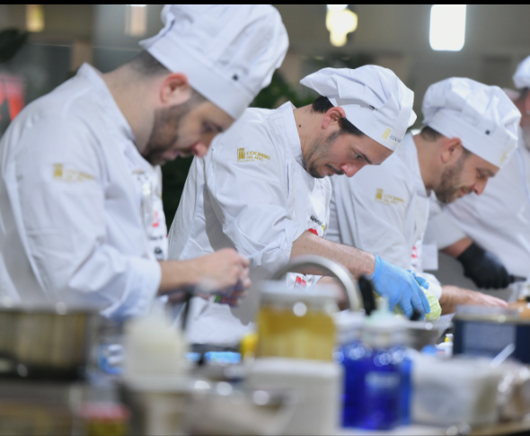 Xefs i professionals de sala d’establiments amb estrela Michelin competeixen a Alacant per a aconseguir la gran final del “Cuiner i Cambrer de l’Any”