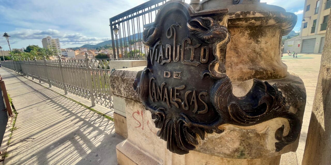 El Ayuntamiento de Alcoy repone las placas artísticas del Viaducto de Canalejas tras su sustracción