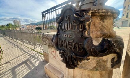 El Ayuntamiento de Alcoy repone las placas artísticas del Viaducto de Canalejas tras su sustracción