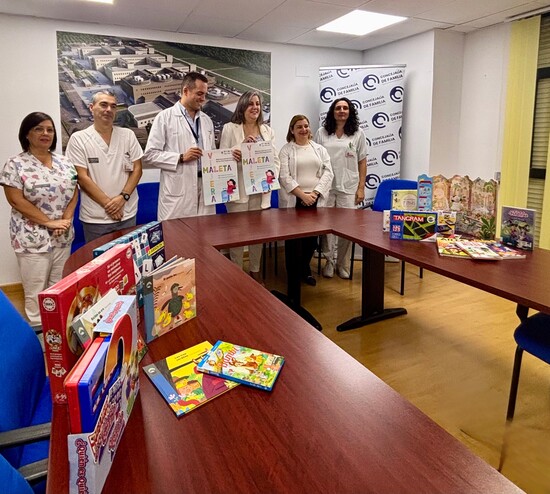 Familia de Orihuela lanza “Maleta Viajera”, un espacio de lectura y juego para niños ingresados en el Hospital Vega Baja