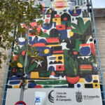 La lona diseñada por el artista barcelonés Dafnis Casado ya luce en la fachada de la Casa de Cultura de El Campello