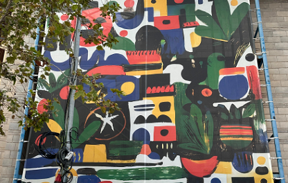 La lona dissenyada per l’artista barceloní Dafnis Casat ja llueix en la façana de la Casa de Cultura de El Campello