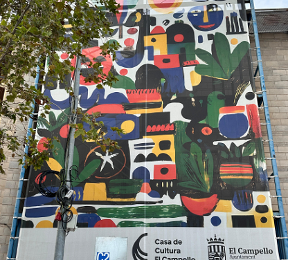 La lona diseñada por el artista barcelonés Dafnis Casado ya luce en la fachada de la Casa de Cultura de El Campello