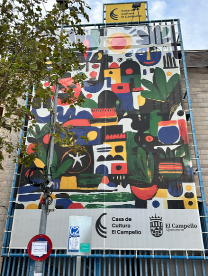 La lona diseñada por el artista barcelonés Dafnis Casado ya luce en la fachada de la Casa de Cultura de El Campello