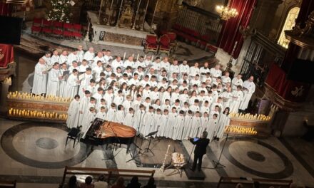 Los cantores del Misteri abren las puertas de la Navidad