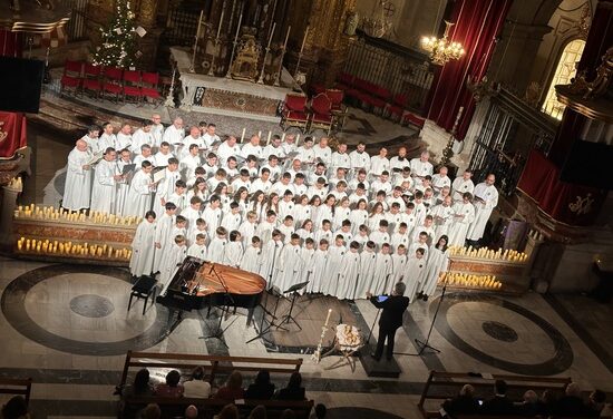 Los cantores del Misteri abren las puertas de la Navidad