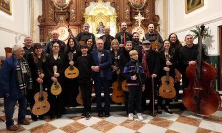 La rondalla de La Barqueta plena l’església de Sant Jaume i Santa Anna de Benidorm en la seua Concert de Nadal