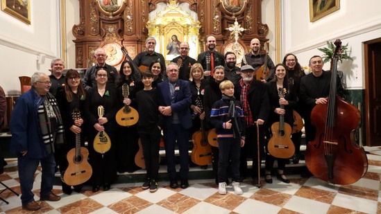 La rondalla de La Barqueta plena l’església de Sant Jaume i Santa Anna de Benidorm en la seua Concert de Nadal