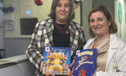 Família renova ‘Maleta Viatgera’ amb llibres nadalencs per als xiquets de l’Hospital del Baix Segura