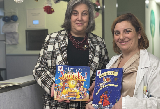 Família renova ‘Maleta Viatgera’ amb llibres nadalencs per als xiquets de l’Hospital del Baix Segura