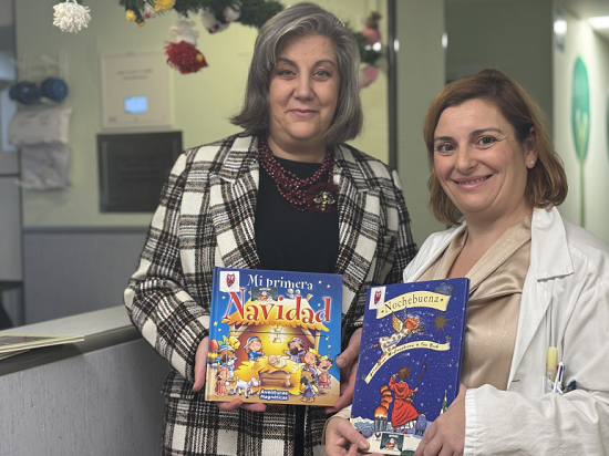 Familia renueva ‘Maleta Viajera’ con libros navideños para los niños del Hospital Vega Baja