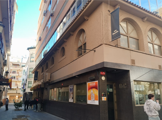 Alacant canvia de nom com a Restaurador Vicente Castelló el carrer onse situa el Nou Manolín